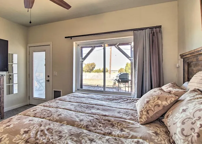 Near White Mountain Lake: W/ Balcony & Patio Holiday home