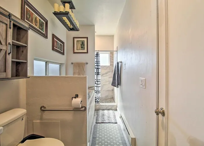Near White Mountain Lake: W/ Balcony & Patio Holiday home *